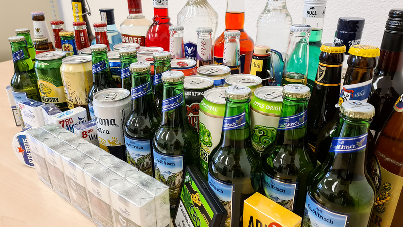 Bier, Wein, Schnapps und Zigaretten auf einem Tisch