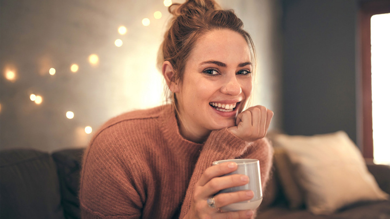 Dry January Symbolbild Winterstimmung Frau mit Tasse