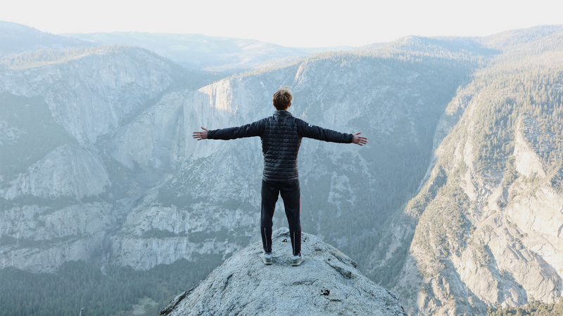 Dry January Symbolbild Freiheit in den Bergen Dry January Symbolbild Freiheit in den Bergen