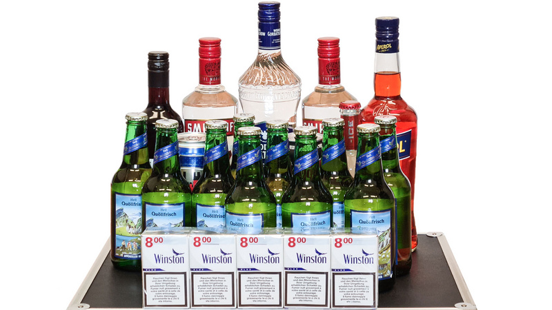 Foto erstandene Waren Online-Testkäufe Farbige Alkoholflaschen und eine Stange Zigaretten